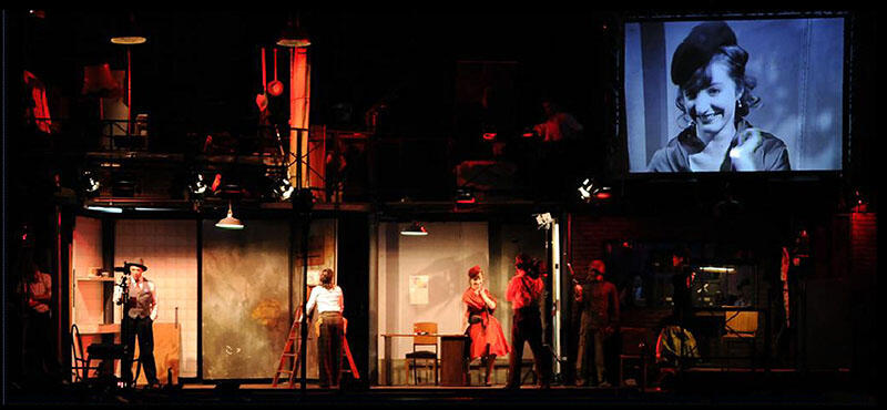 Les acteurs sur scène en costume