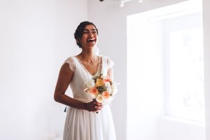 La mariée pose en robe