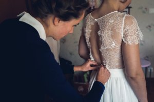 Mise en place du dos de la la robe de mariée sur-mesure