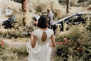 Le dos ouvert de la robe de mariée
