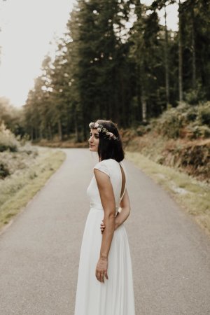 La mariée en robe et couronne de fleur