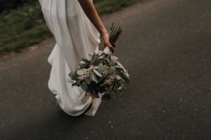 Le bouquet et la robe de mariée