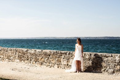 Mariée en robe sur-mesure devant la mer dans le Finistère